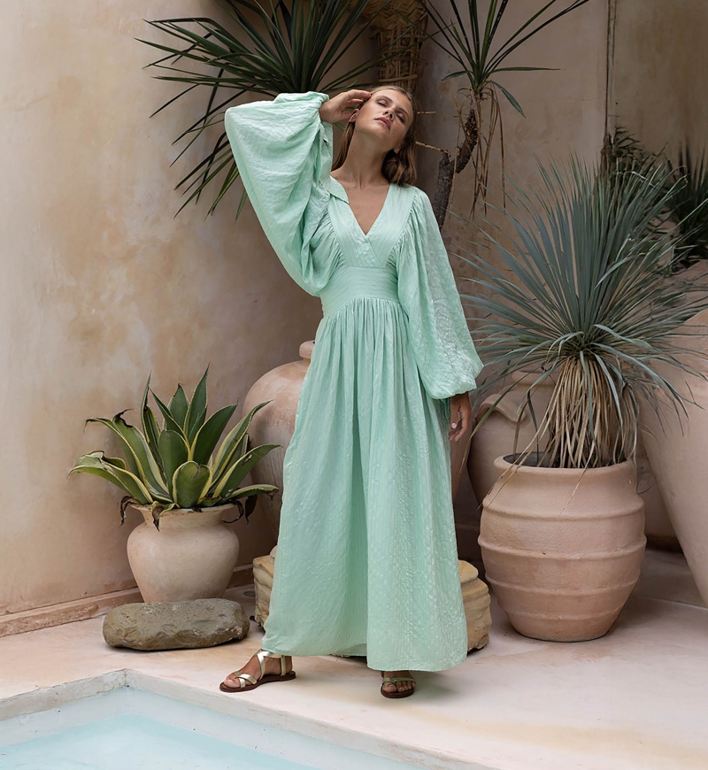 Robe Longue Angie - verte pastel - manches longues - col V - bohème - ceinture ajourtable - Miss June Paris - 1