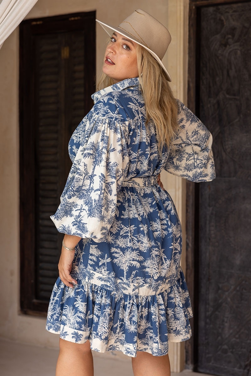 Robe Courte Eleanor - écru/bleue - imprimé tropical - manche longue - ceinture assortie - bohème - Miss June Paris - 1