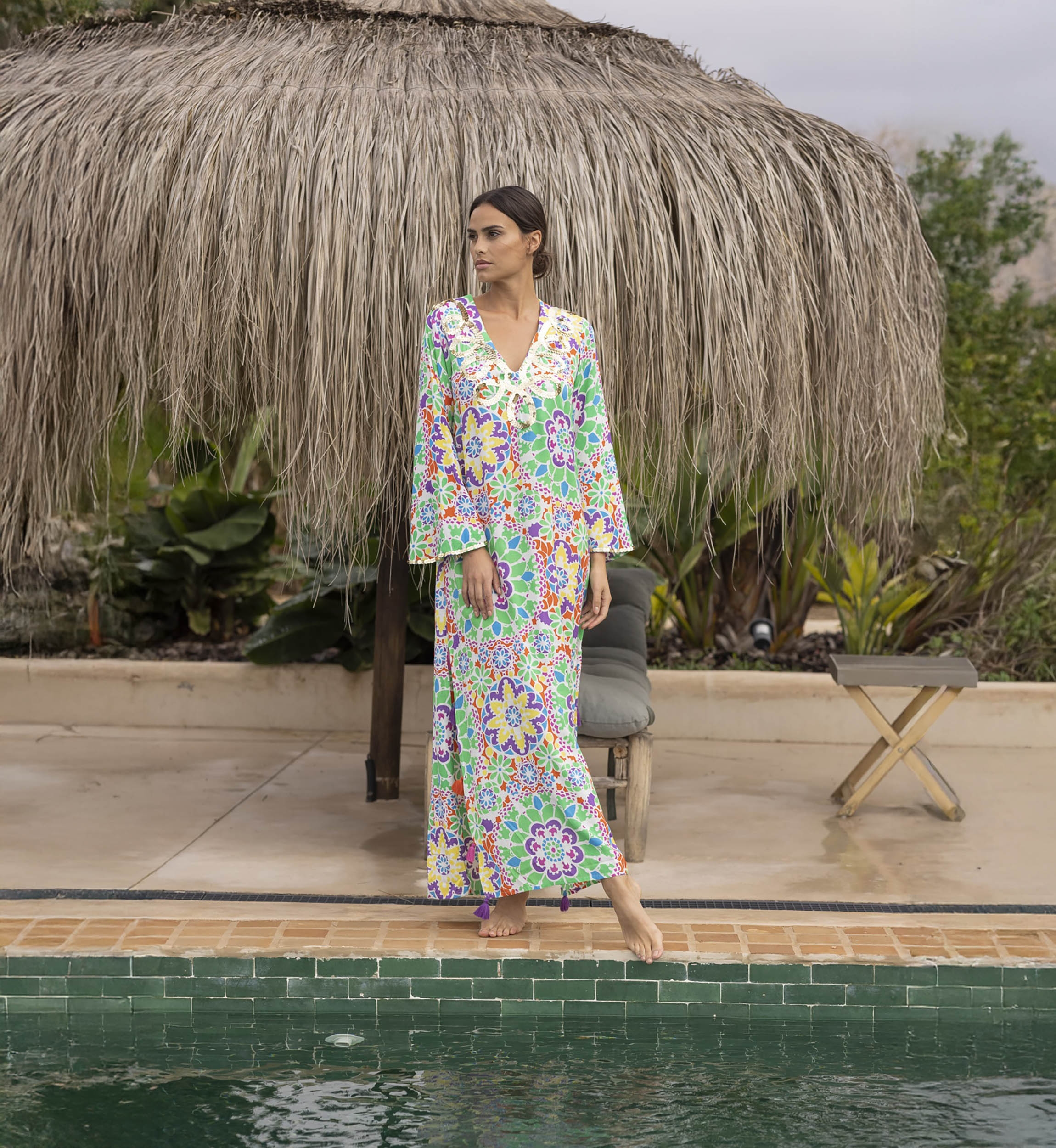 robe longue GUELIZ: couleur vert/orange - plastron decoré - détails floraux - manche longue boheme - Miss June Paris - 3