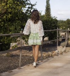 Jupe Courte Mabel - verte - imprimé fleuri - broderie blanche - style boho - Miss June Paris - 2