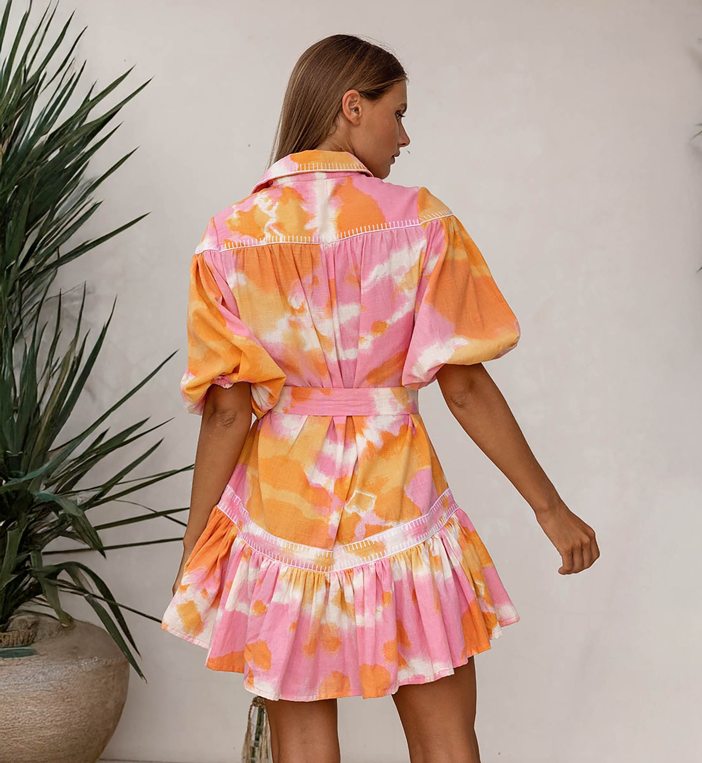 Vestido Corto Victoria – rosa/naranja – manga corta – estampado tie-dye – cinturón a juego – bohemio – Miss June Paris – 2