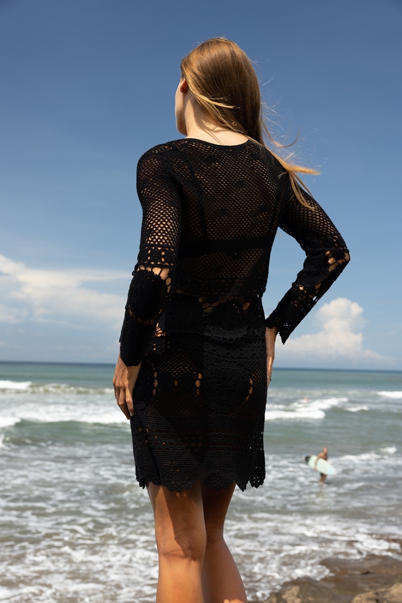 Robe Courte Amelia : noire - écolleté à ajuster - robe en crochet - manches longues - boho style - Miss June Paris - 3