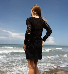 Robe Courte Amelia : noire - écolleté à ajuster - robe en crochet - manches longues - boho style - Miss June Paris - 3