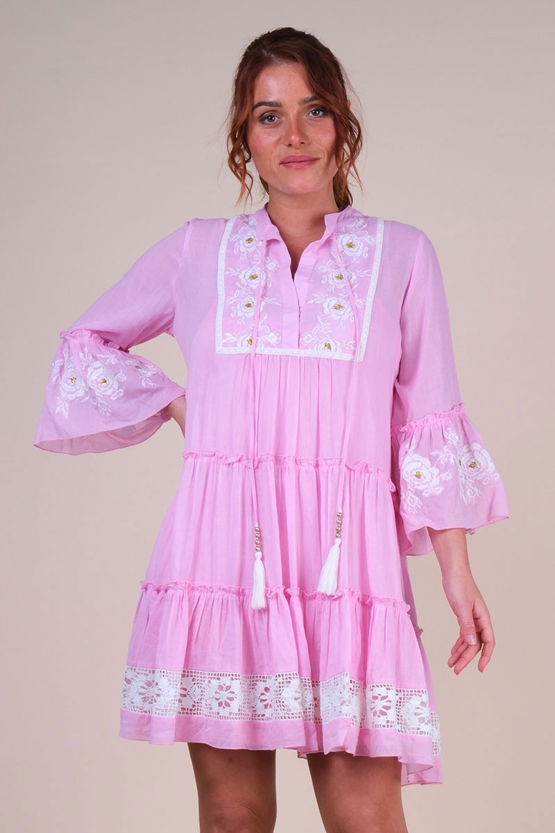 Robe courte Cecilia - rose avec broderie blanche - dentelles délicates - texture raffiné - Miss June Paris - 5