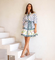 Robe courte Laya - couleur blanche - imprimés bleus, jaune et rose - manches 3/4 - Miss June Paris - 4