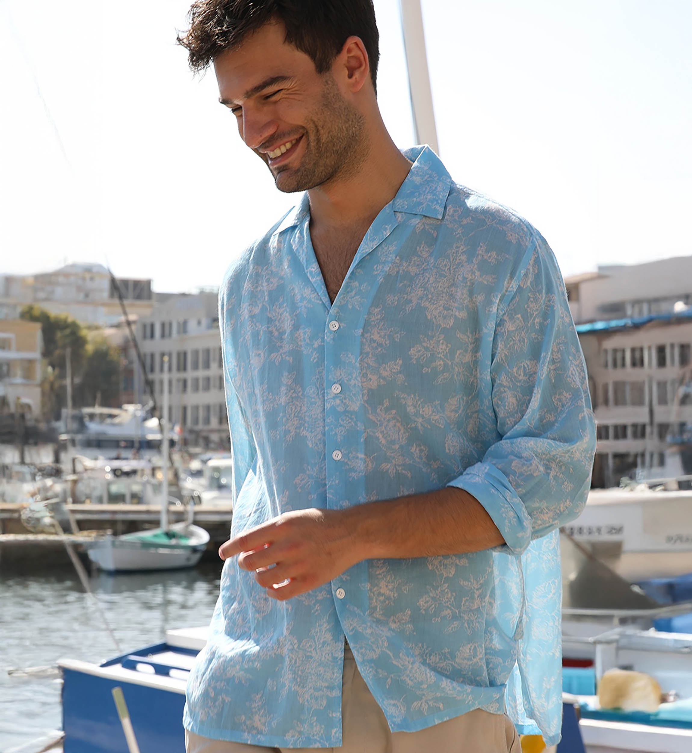 Camisa Salento – azul – estampado floral blanco – mangas largas – tejido ligero – colección Shay – Miss June Paris – 2