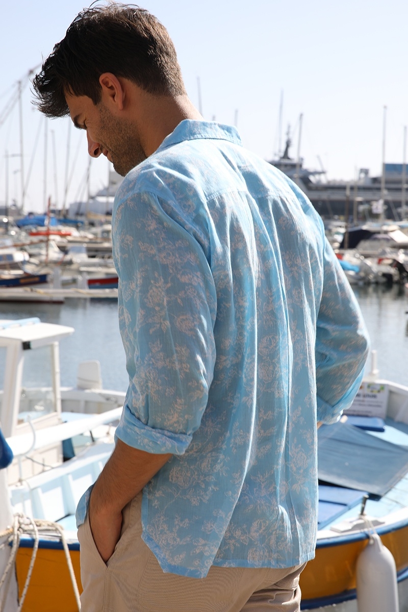 Camisa Salento – azul – estampado floral blanco – mangas largas – tejido ligero – colección Shay – Miss June Paris – 4