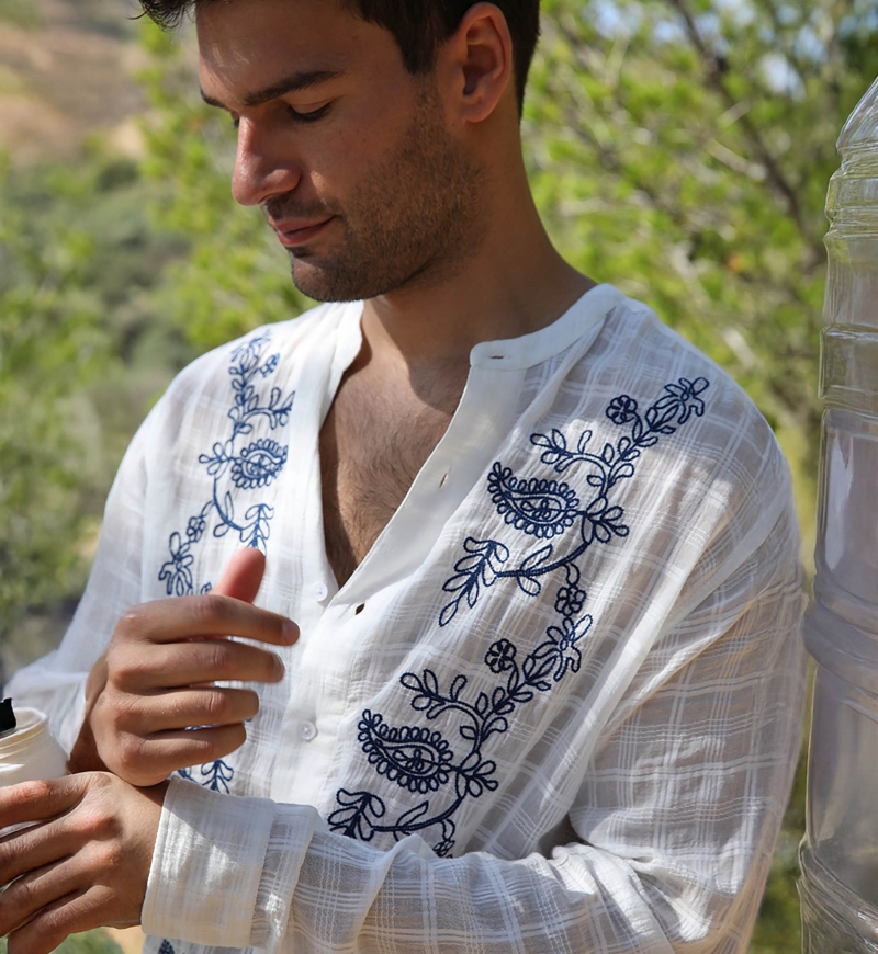 Camisa Cocora – blanca – bordados azules – mangas largas – tejido fluido – colección Shay – Miss June Paris – 7