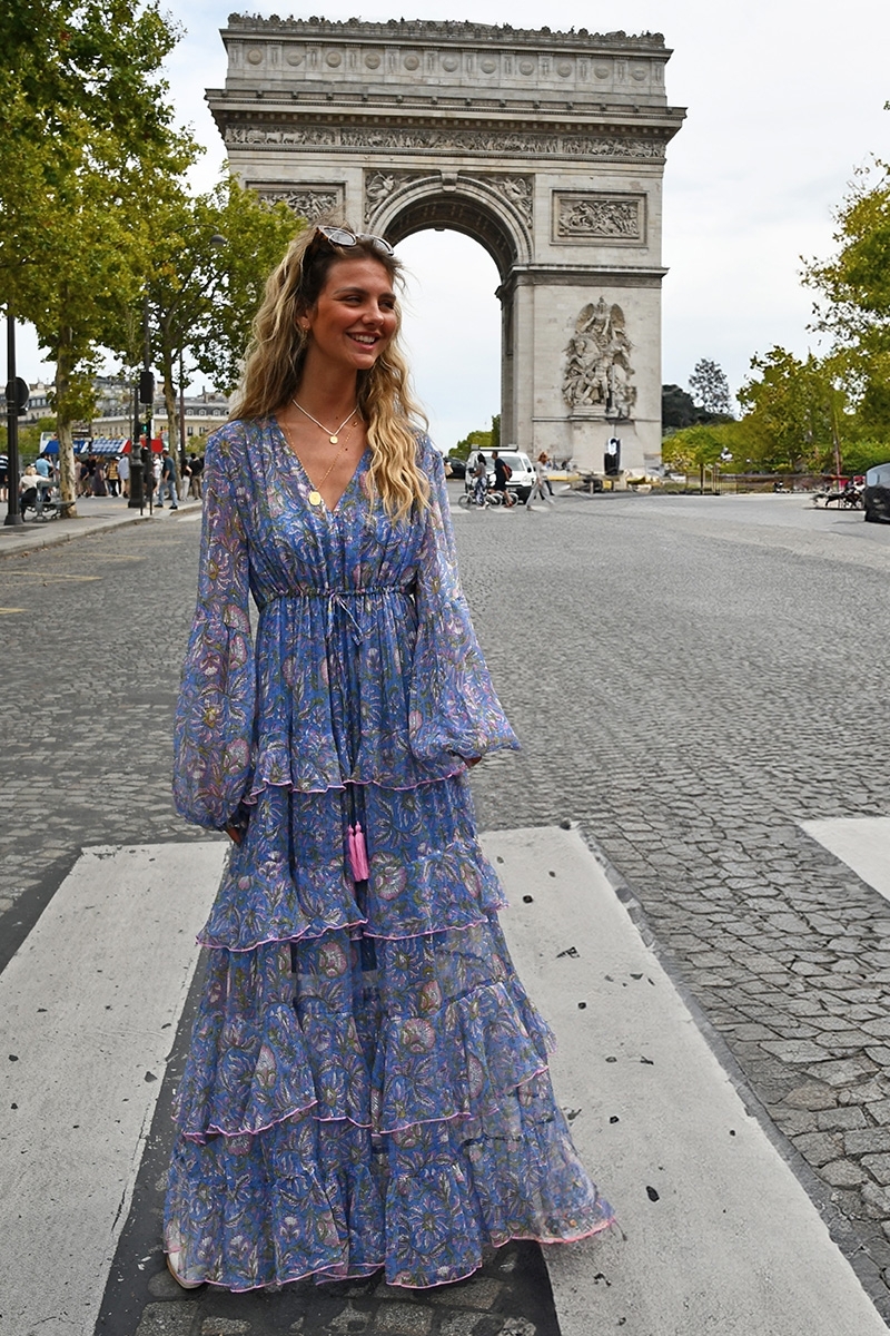 Robe Longue Emilia: bleue - volants délicats - coupe fluide - lurex argenté - motifs subtils - Miss June Paris - 4