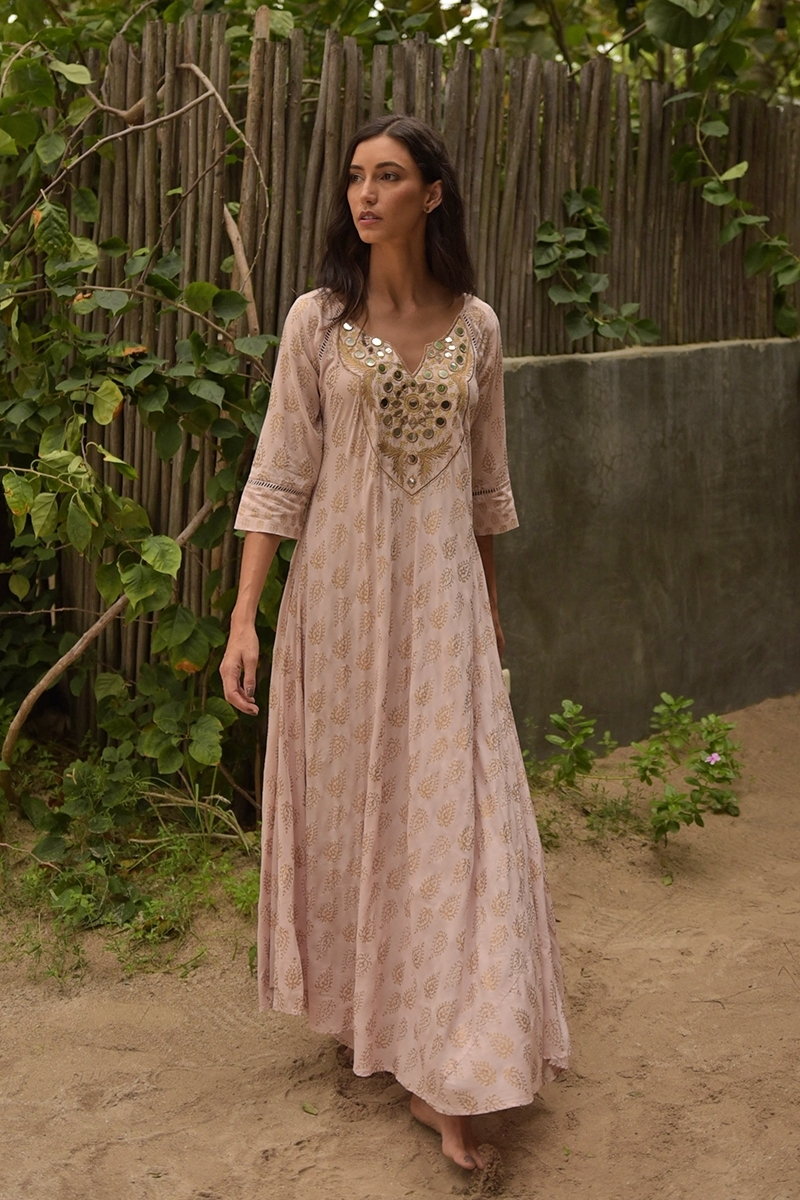 Robe Longue Andrea: rose - plastron décoré - détails dorés - manches mi-longues - Miss June Paris - 1