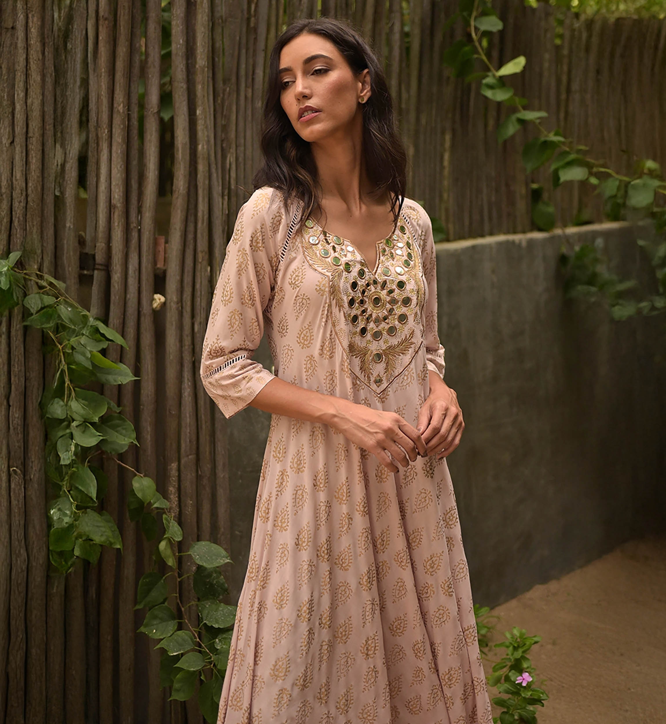 Robe Longue Andrea: rose - plastron décoré - détails dorés - manches mi-longues - Miss June Paris - 2