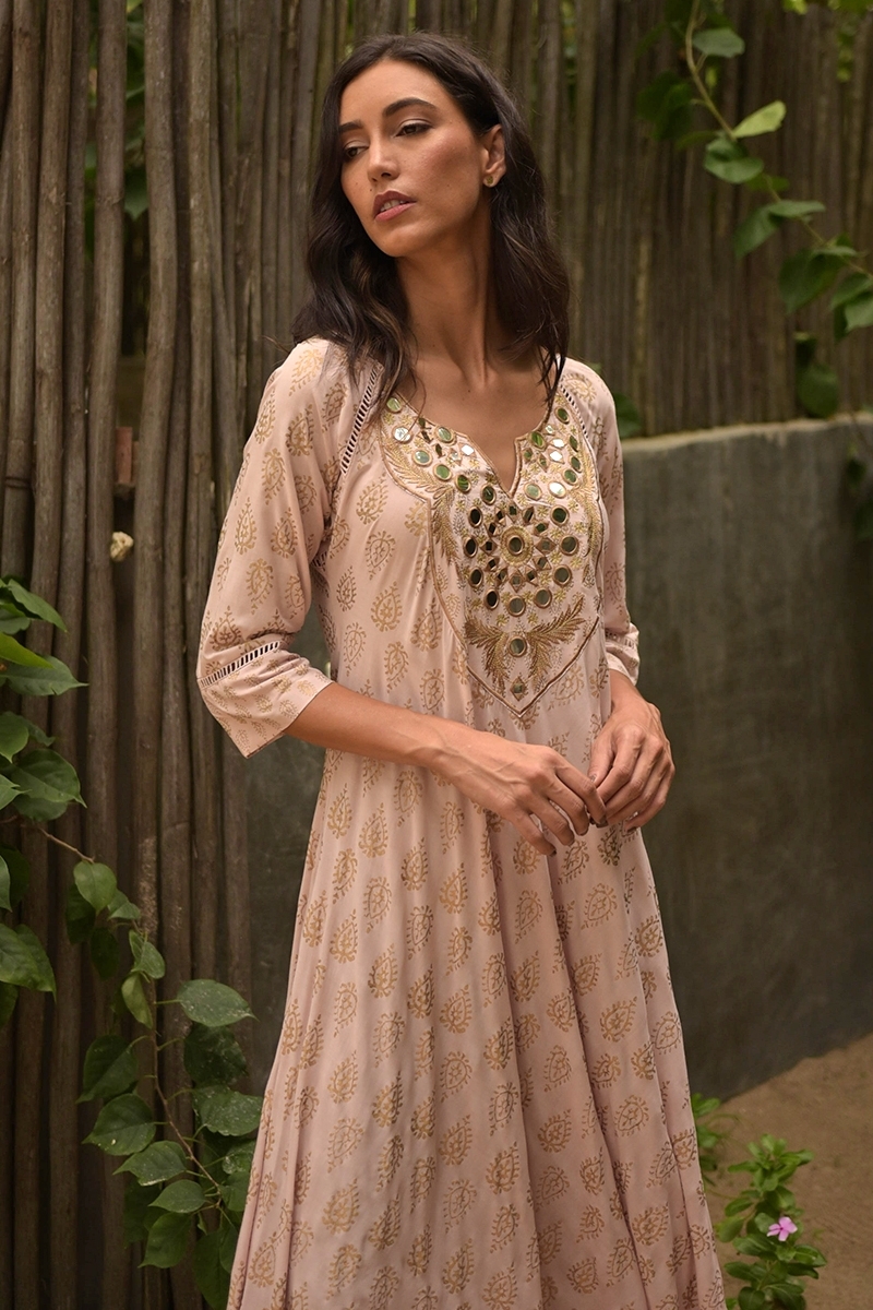 Robe Longue Andrea: rose - plastron décoré - détails dorés - manches mi-longues - Miss June Paris - 2