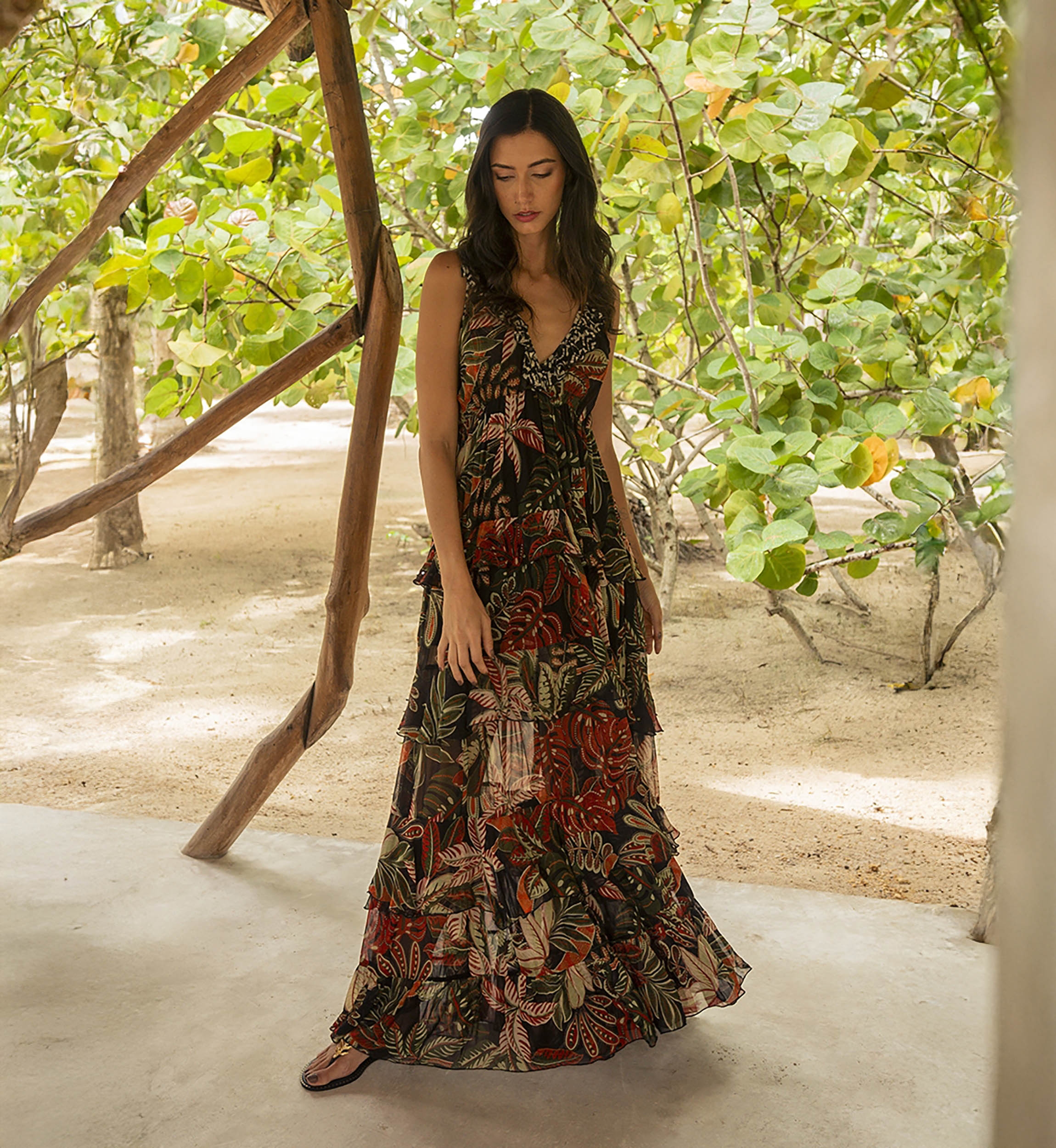 Vestido Largo Floriana: negro - estampado tropical - tirantes - volantes fluidos - Miss June Paris - 3