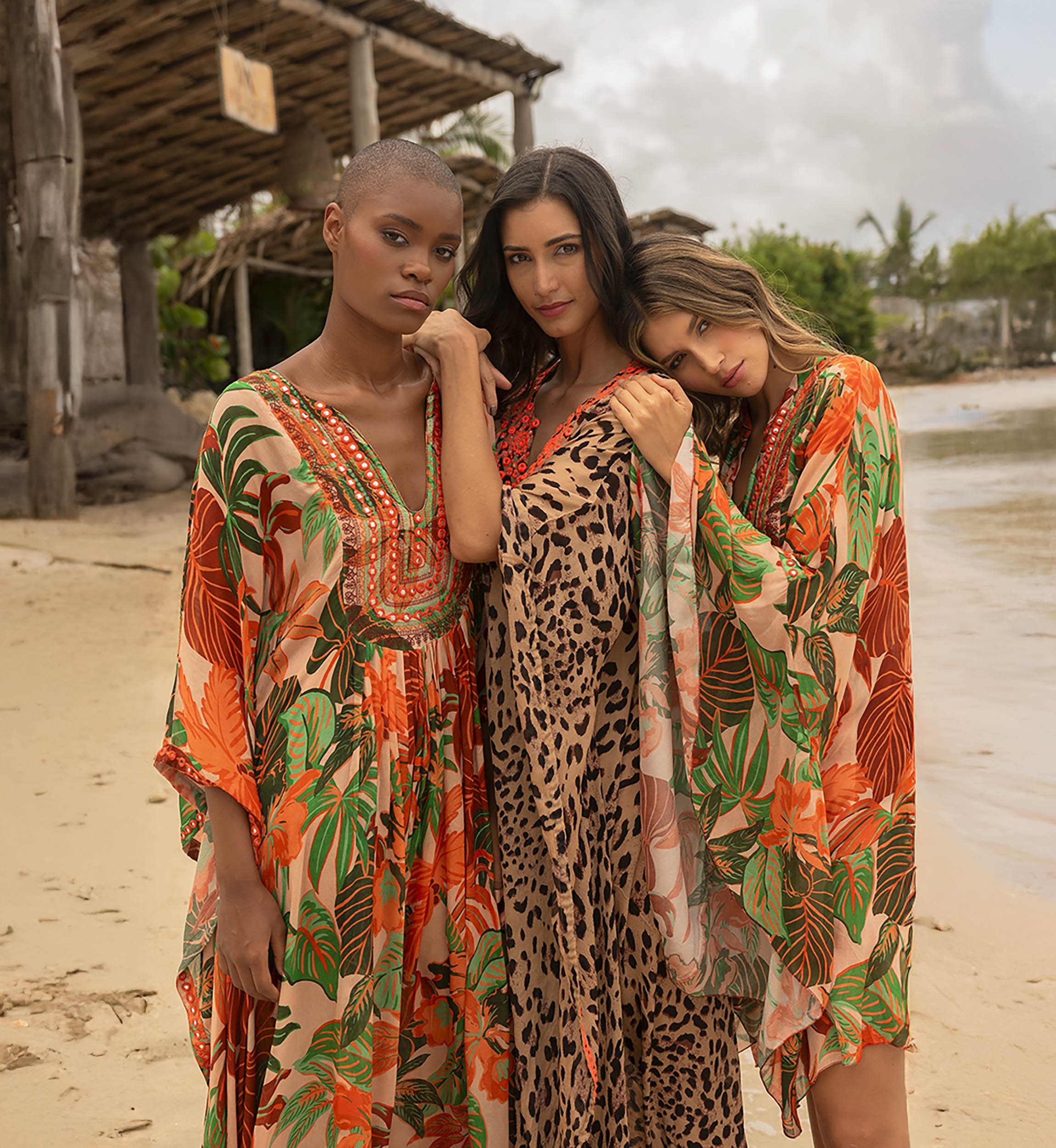 Caftan Court Aleida: orange/multico - imprimé tropical - plastron lumineux - Miss June Paris - 2