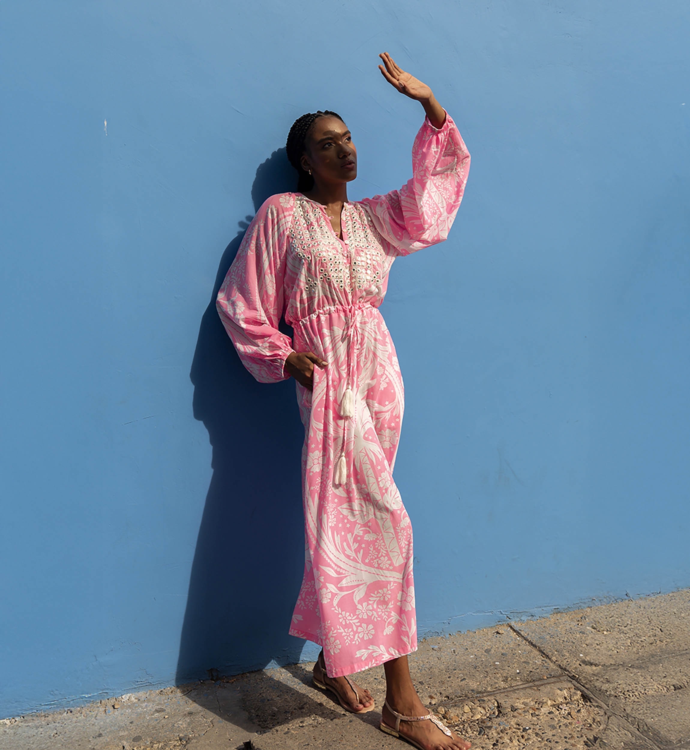 Robe longue Ursula - rose neon - plastron scintillant - imprimé blanc délicat - Miss June Paris - 3