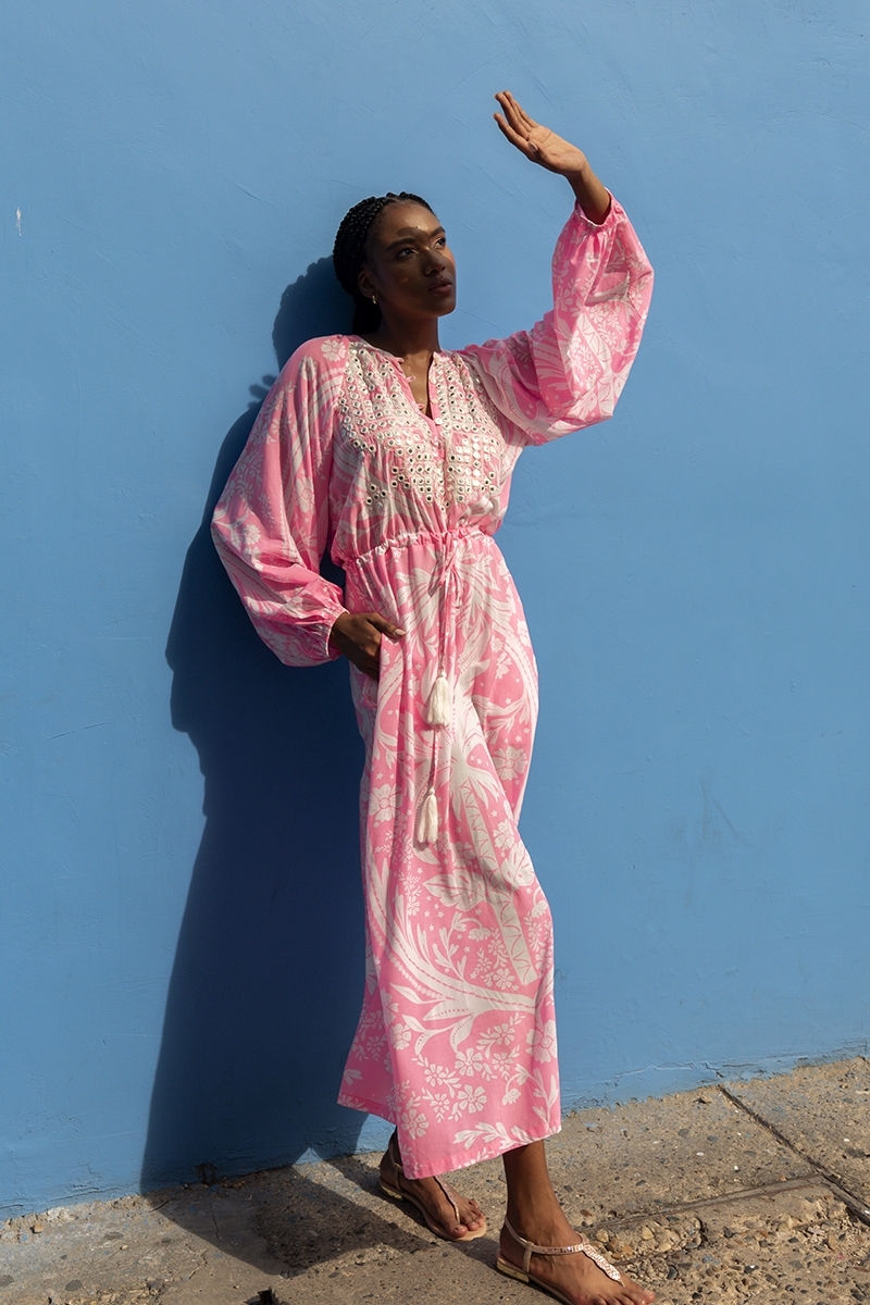 Robe longue Ursula - rose neon - plastron scintillant - imprimé blanc délicat - Miss June Paris - 3