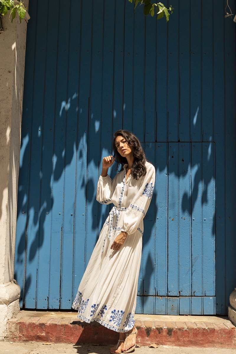 Robe longue Katerina - blanche - ornée de broderies bleues - ceinture brodée - boutons argentés - Miss June Paris - 4