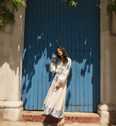 Robe longue Katerina - blanche - ornée de broderies bleues - ceinture brodée - boutons argentés - Miss June Paris - 4