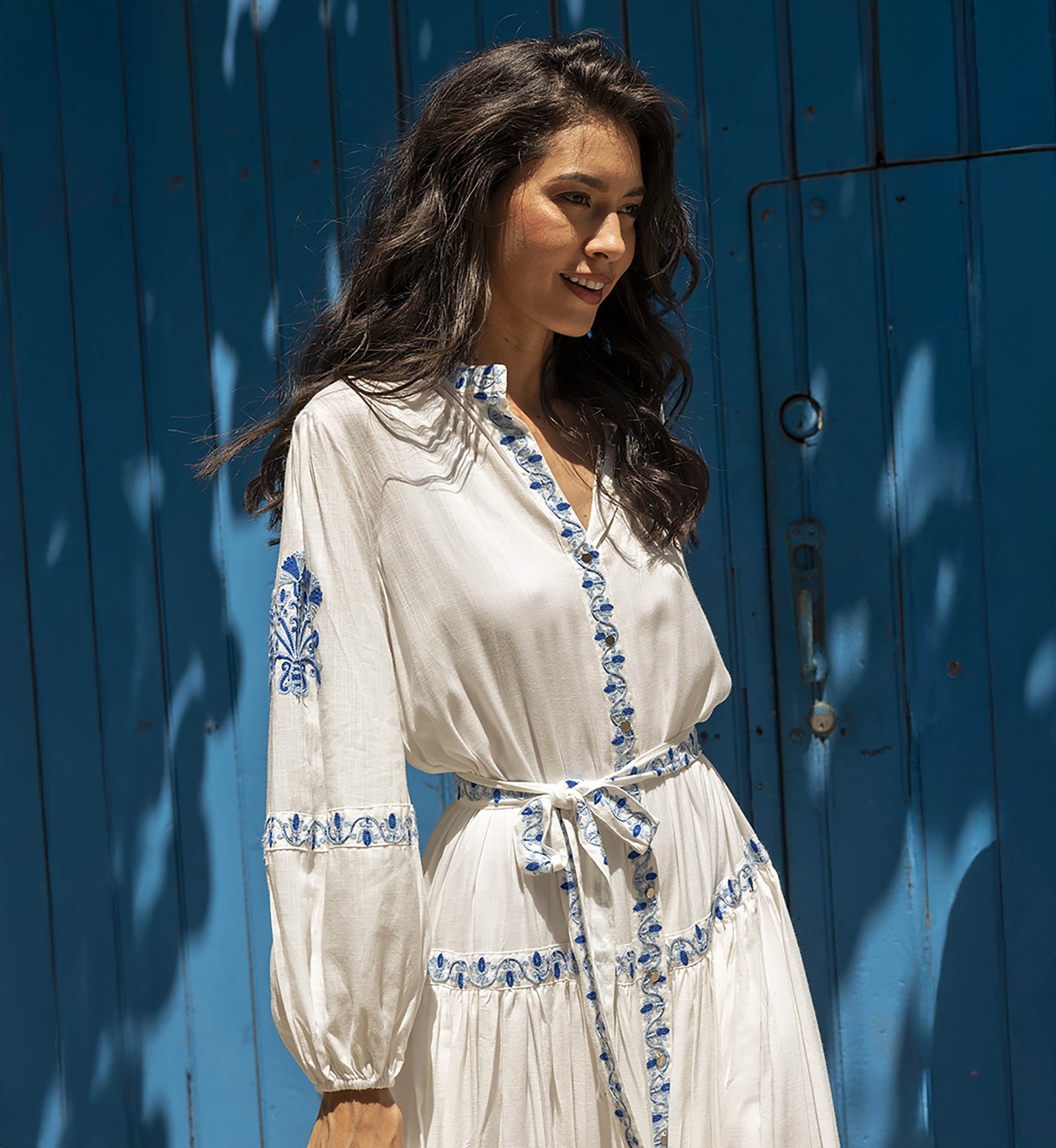 Robe longue Katerina - blanche - ornée de broderies bleues - ceinture brodée - boutons argentés - Miss June Paris - 1