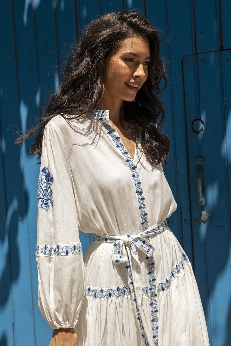 Robe longue Katerina - blanche - ornée de broderies bleues - ceinture brodée - boutons argentés - Miss June Paris - 1