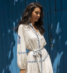 Robe longue Katerina - blanche - ornée de broderies bleues - ceinture brodée - boutons argentés - Miss June Paris - 1