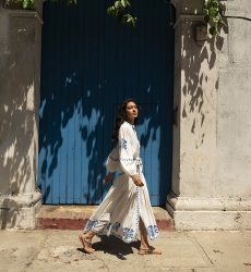 Robe longue Katerina - blanche - ornée de broderies bleues - ceinture brodée - boutons argentés - Miss June Paris - 2