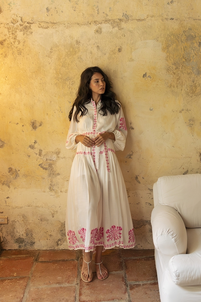 Robe longue Katerina - blanche - ornée de broderies rose - ceinture brodée - boutons argentés - Miss June Paris - 2