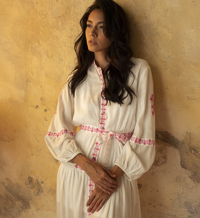 Robe longue Katerina - blanche - ornée de broderies rose - ceinture brodée - boutons argentés - Miss June Paris - 3