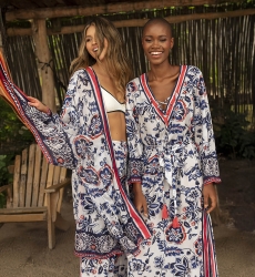 Kimono court Manuela - blanc - motifs floraux rouges et bleus - ceinture assortie - Miss June Paris - 4