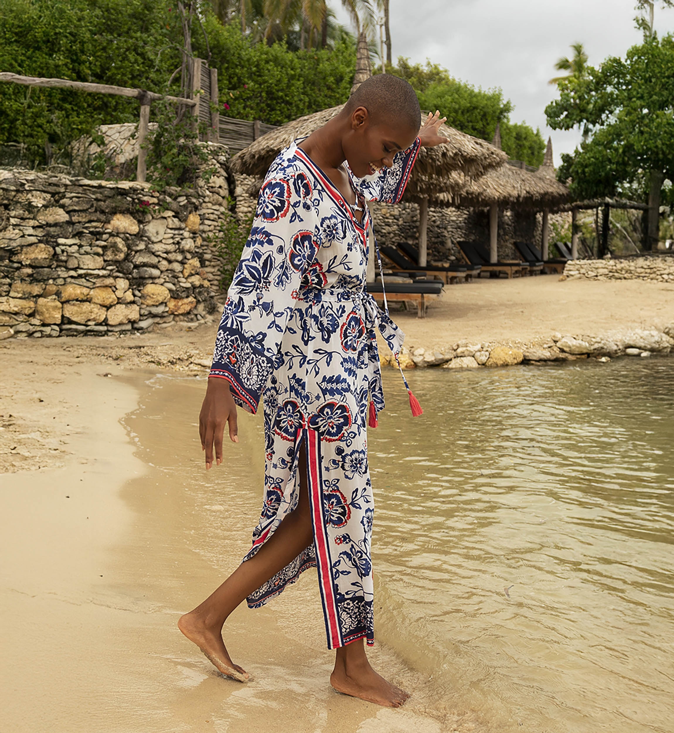 Robe longue Viviana - blanches - motifs floraux rouges et bleus - ceinture assortie - Miss June Paris - 2