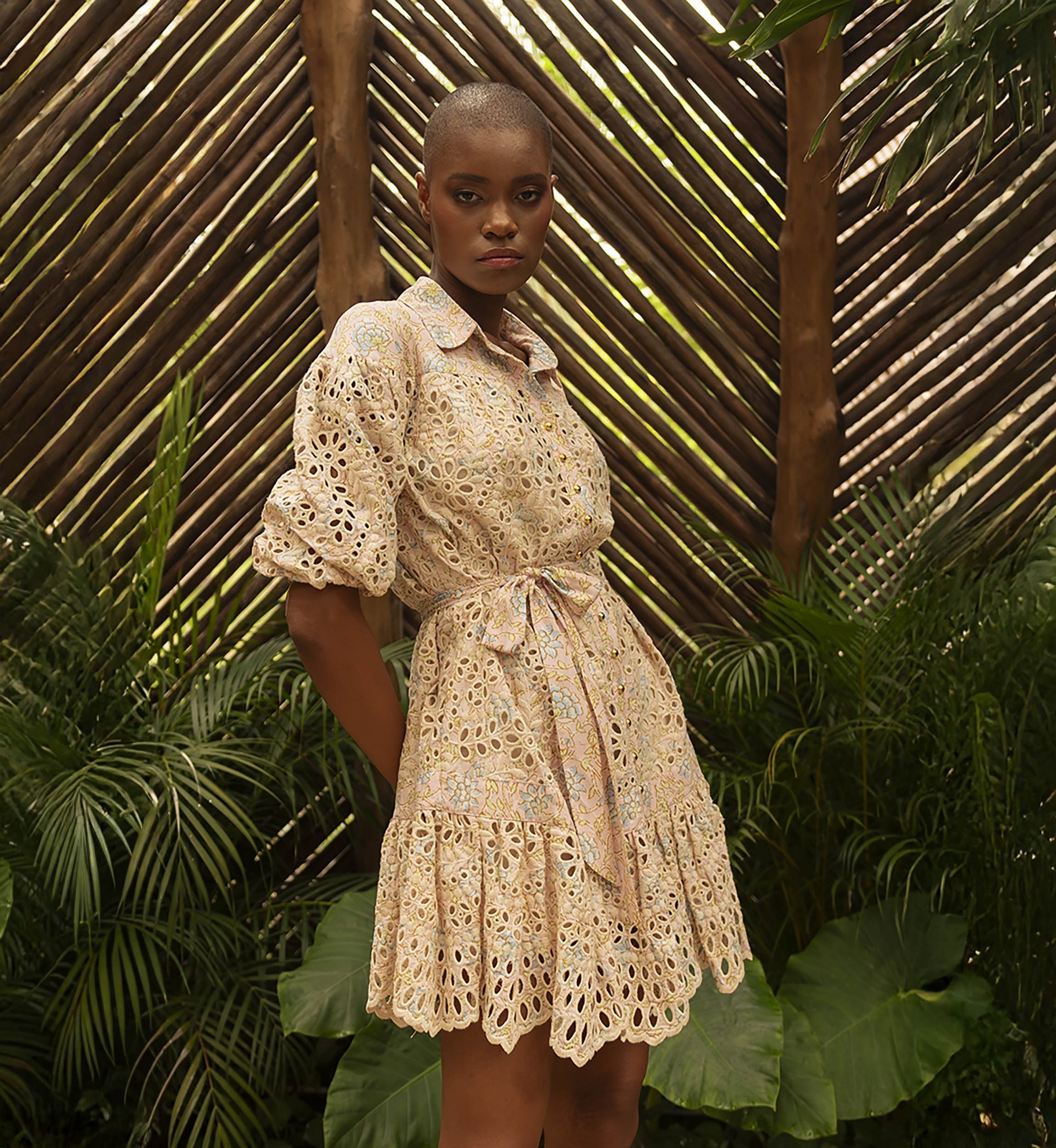 Robe courte Teodora - broderie rose - imprimé fleuri - manches bouffantes 3/4 - ceinture assortie - Miss June Paris - 2