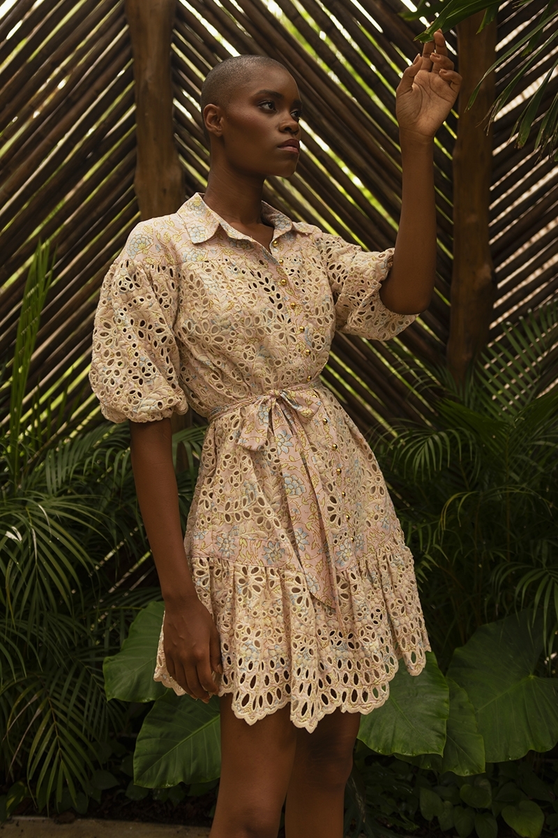 Robe courte Teodora - broderie rose - imprimé fleuri - manches bouffantes 3/4 - ceinture assortie - Miss June Paris - 1