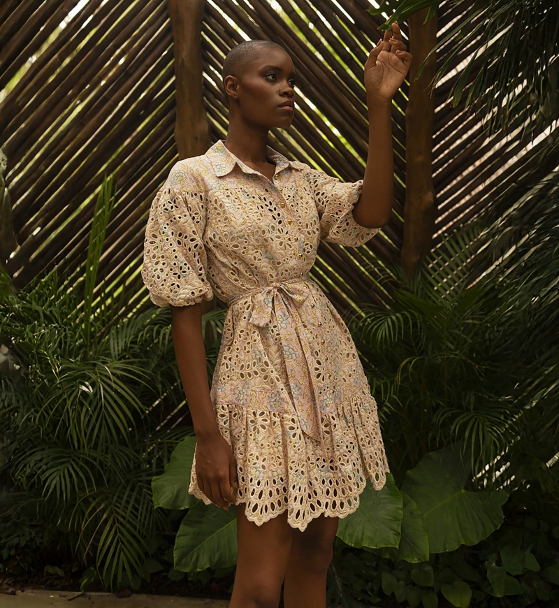 Vestido corto Teodora - bordado rosa - estampado floral - mangas 3/4 abullonadas - cinturón a juego - Miss June Paris - 1