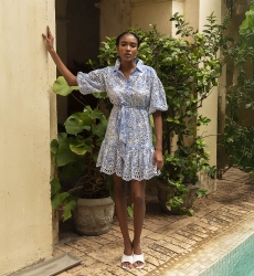 Robe courte Violeta - bleu - imprimé fleuri bleu - ceinture amovible - Miss June Paris - 1