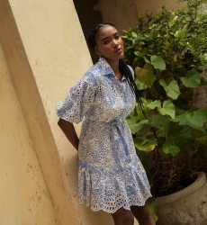 Robe courte Violeta - bleu - imprimé fleuri bleu - ceinture amovible - Miss June Paris - 2