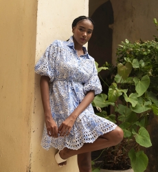 Robe courte Violeta - bleu - imprimé fleuri bleu - ceinture amovible - Miss June Paris - 3