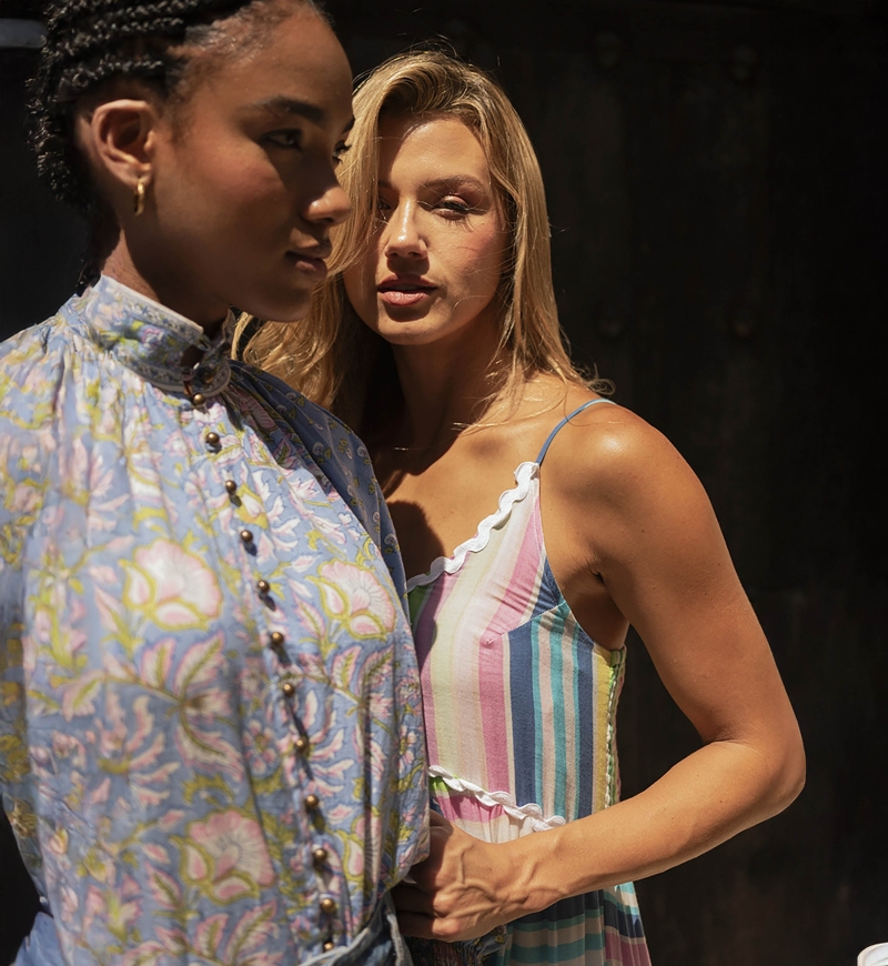 Blouse Raquel - col montant - design floral - deux coloris envoûtants - bleu et rose - manches longues - Miss June Paris - 11