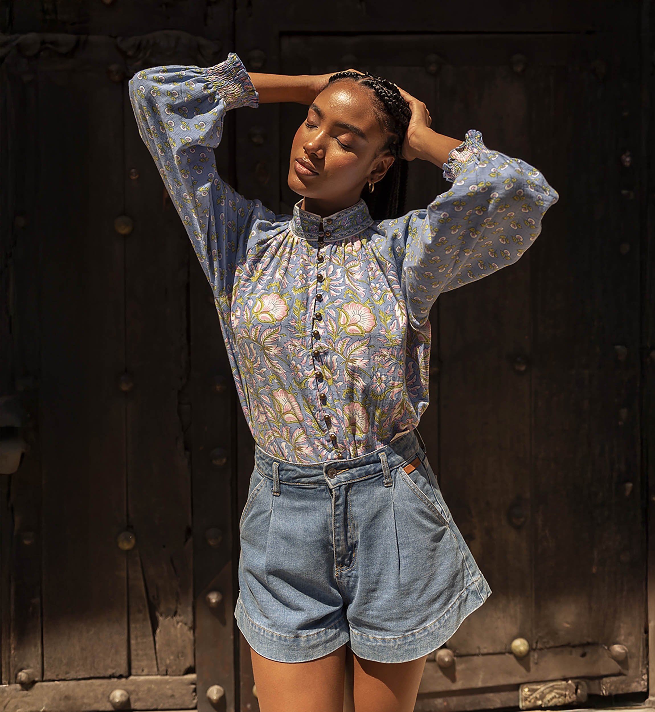 Blouse Raquel - col montant - design floral - deux coloris envoûtants - bleu et rose - manches longues - Miss June Paris - 8