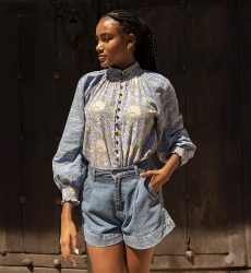 Blusa Raquel - cuello alto - diseño floral - dos colores hechizantes - azul y rosa - manga larga - Miss June Paris - 10