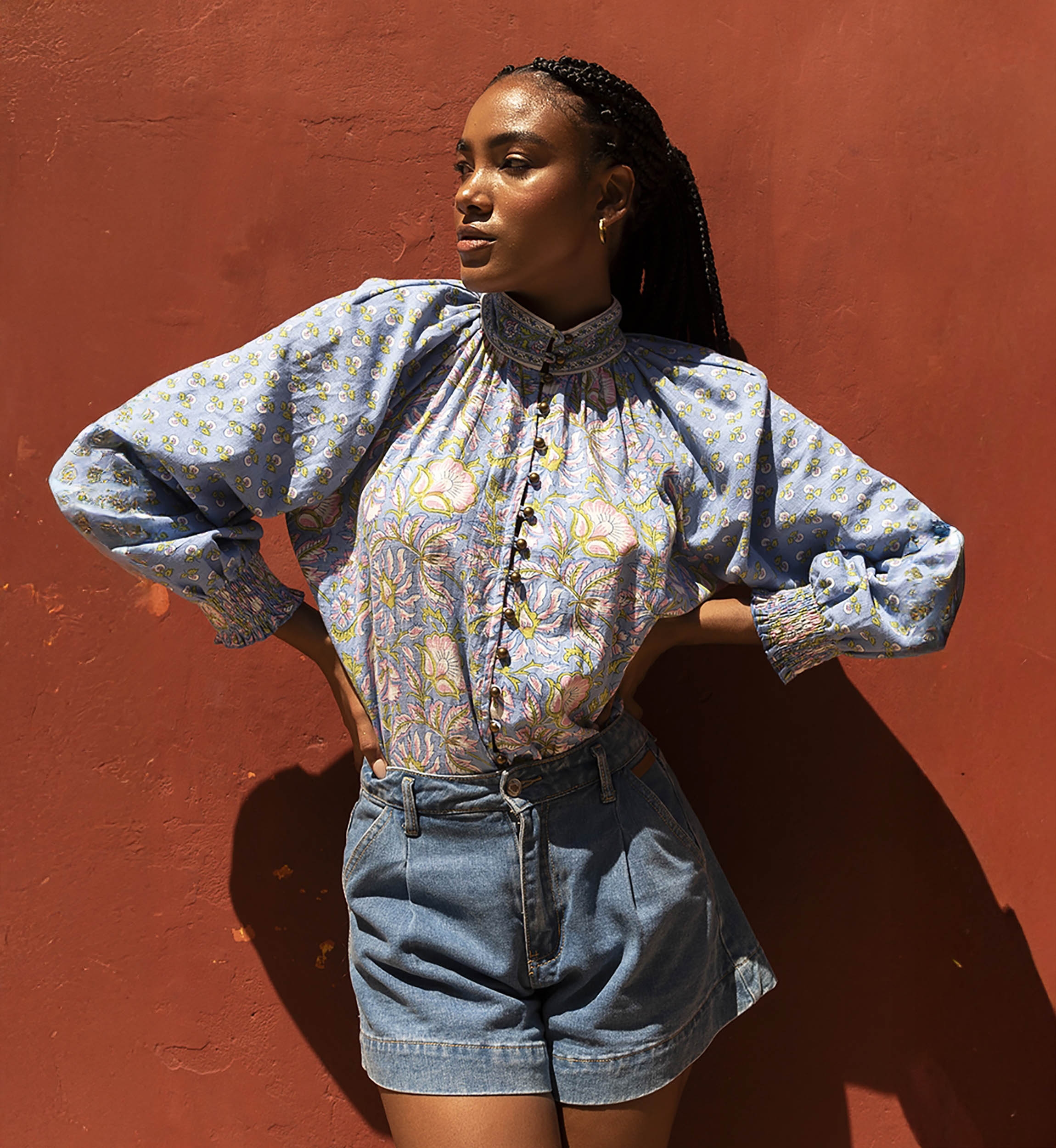 Blouse Raquel - col montant - design floral - deux coloris envoûtants - bleu et rose - manches longues - Miss June Paris - 9