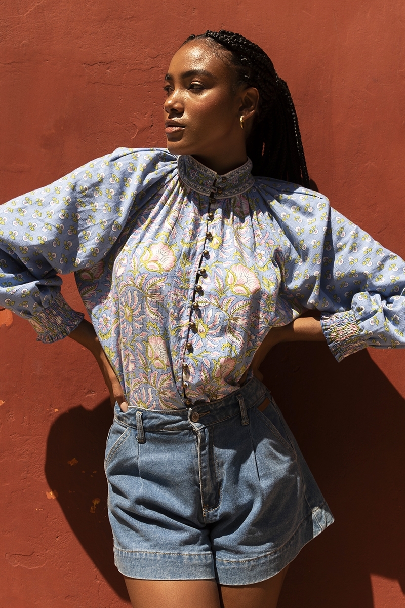 Blouse Raquel - col montant - design floral - deux coloris envoûtants - bleu et rose - manches longues - Miss June Paris - 9
