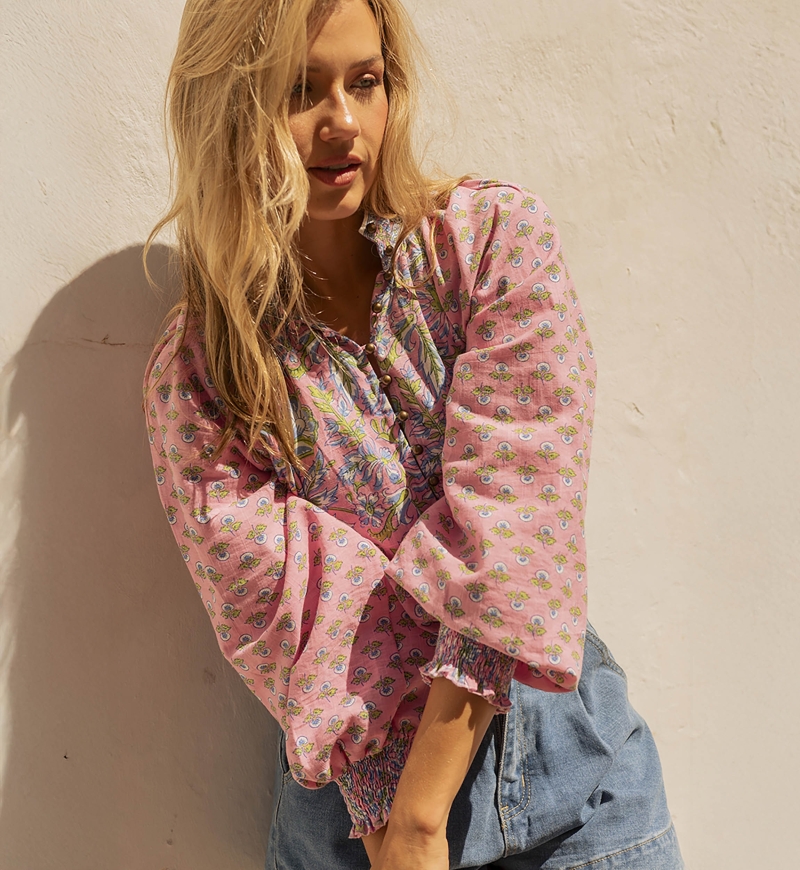 Blusa Raquel - cuello alto - diseño floral - dos colores hechizantes - azul y rosa - manga larga - Miss June Paris - 4