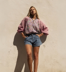 Blouse Raquel - col montant - design floral - deux coloris envoûtants - bleu et rose - manches longues - Miss June Paris - 3