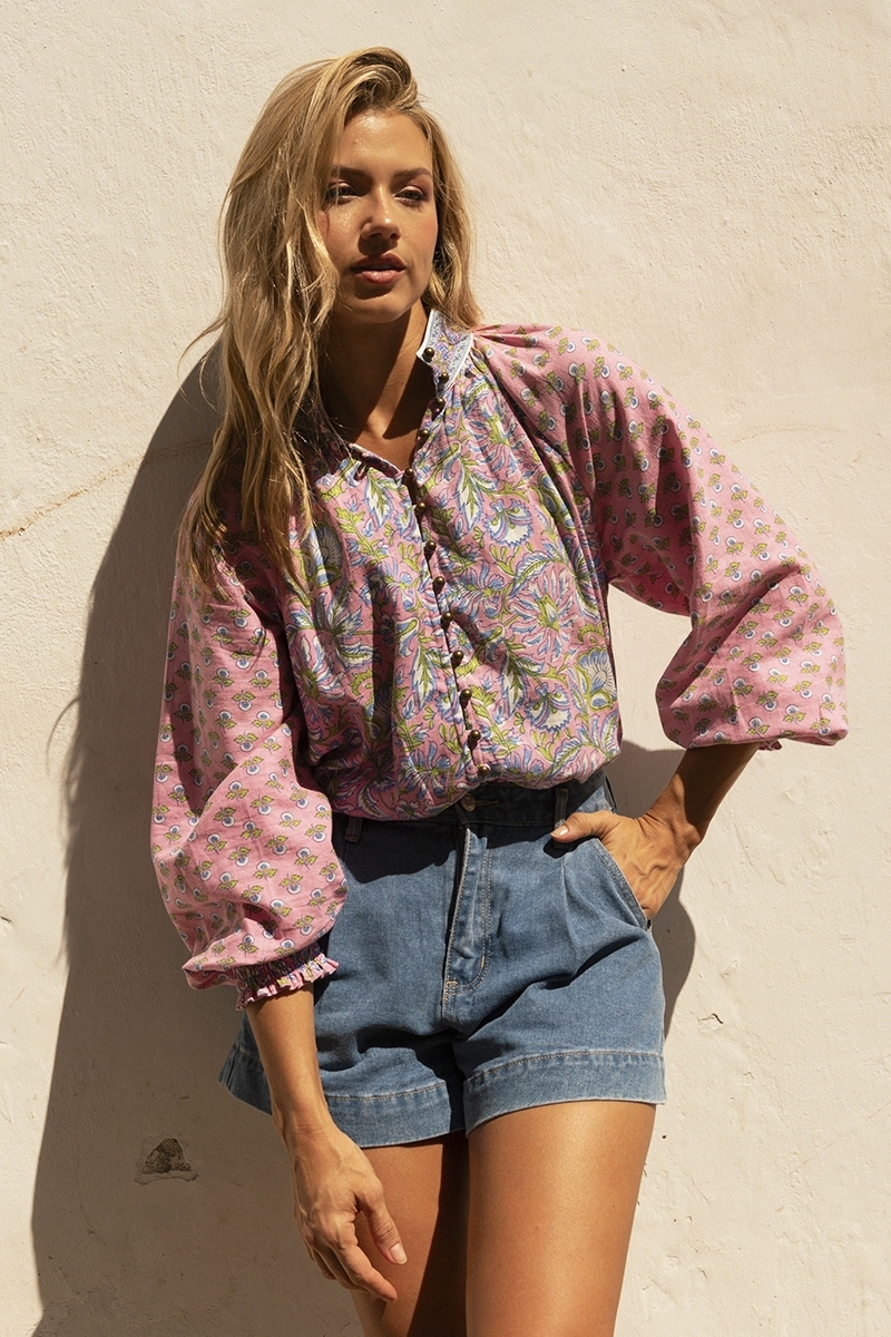 Blouse Raquel - col montant - design floral - deux coloris envoûtants - bleu et rose - manches longues - Miss June Paris - 2
