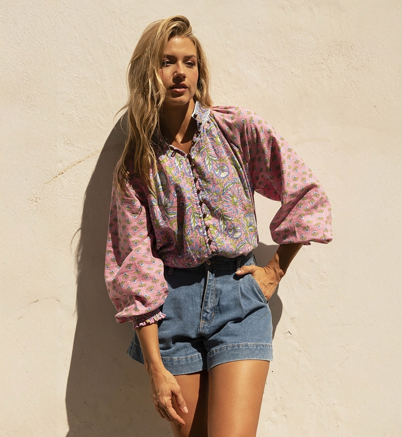 Blouse Raquel - col montant - design floral - deux coloris envoûtants - bleu et rose - manches longues - Miss June Paris - 2