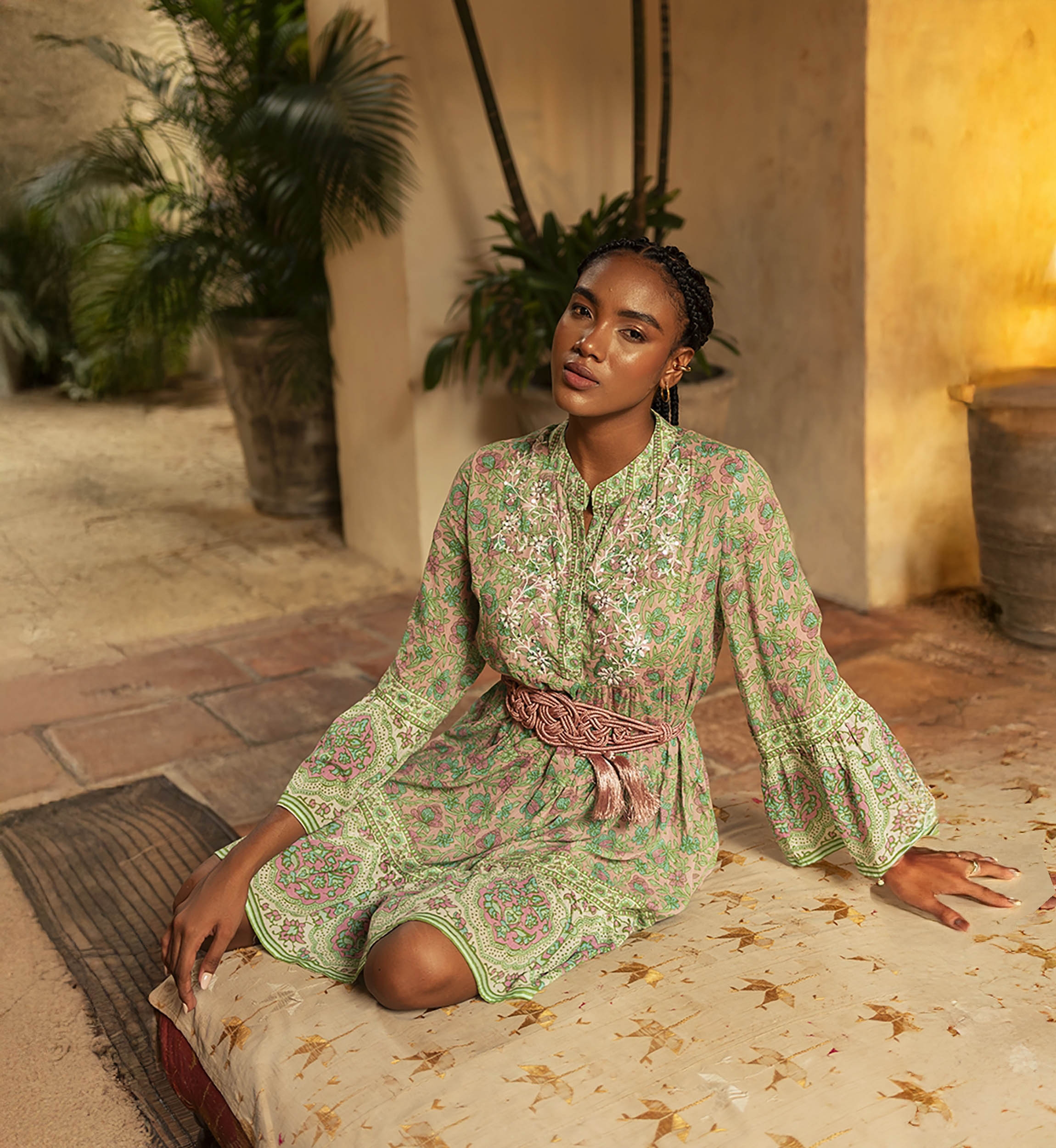 Robe courte Helena - couleur rose et vert - imprimé floral délicat - détails brodés - Miss June Paris - 2