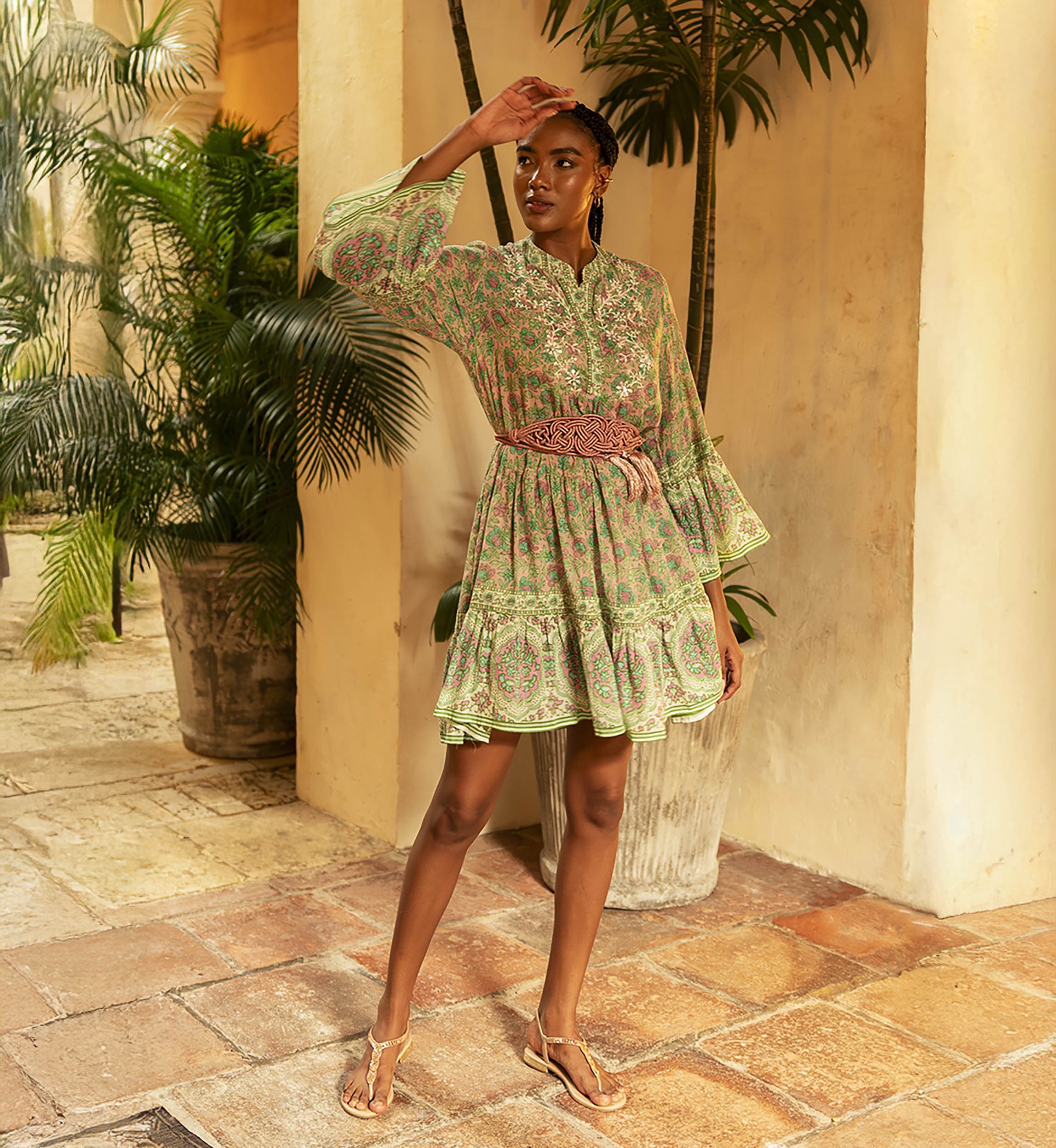 Robe courte Helena - couleur rose et vert - imprimé floral délicat - détails brodés - Miss June Paris - 1