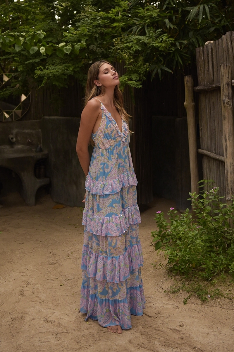 Robe longue Yolanda - couleur bleu - imprimé cachemire rose - ornée de volants délicats - sequins discrets - Miss June Paris - 3