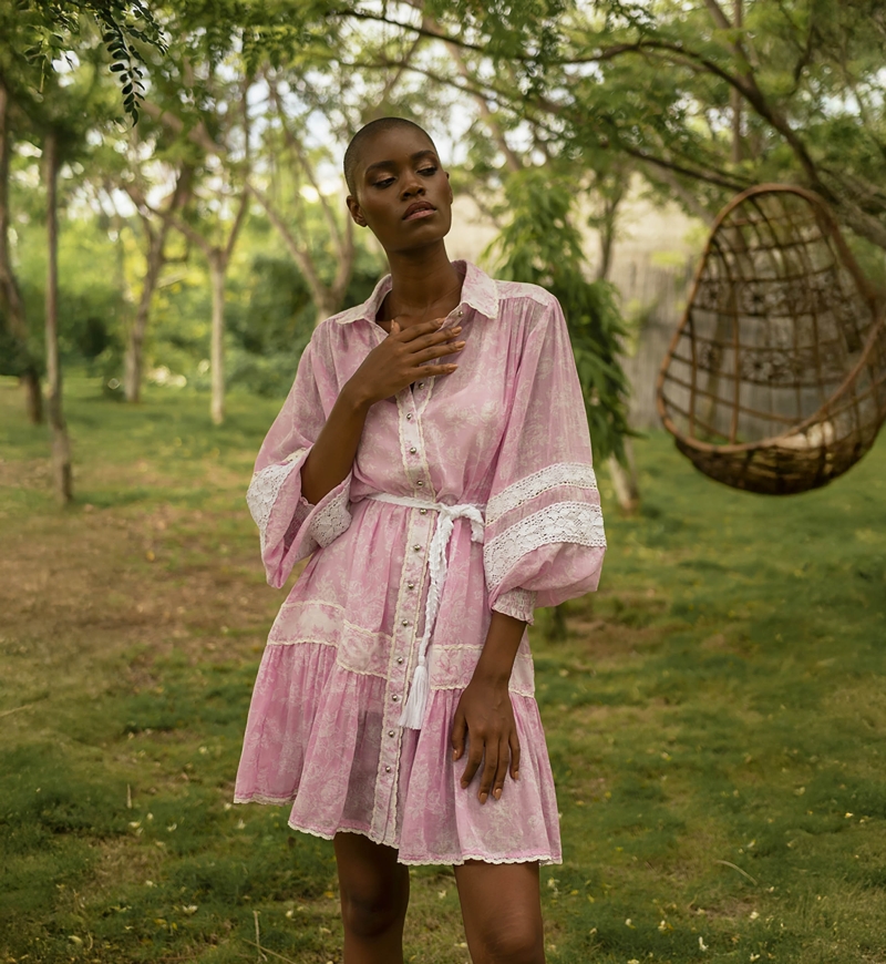 Robe courte Laura - couleur rose - style bohème-chic - manches longues - ceinture blanche - Miss June Paris - 1