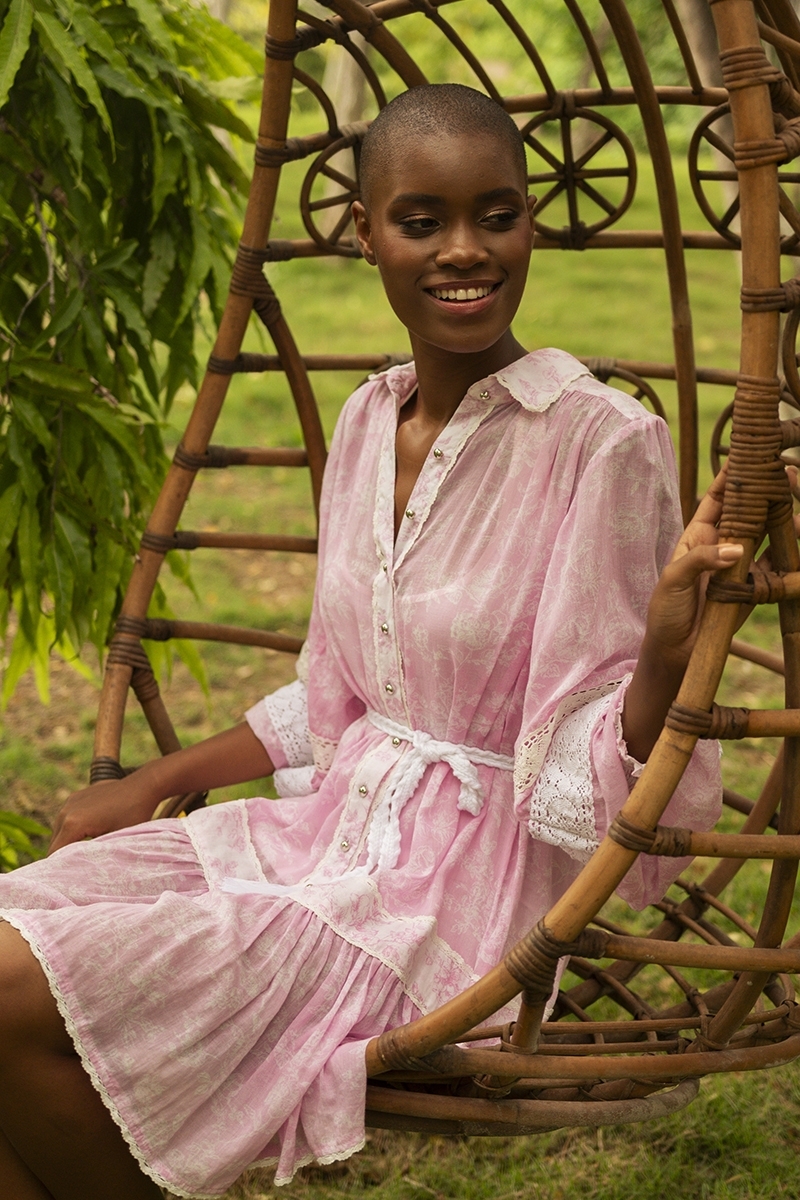 Vestido corto Laura - rosa - estilo bohemio-chic - manga larga - cinturón blanco - Miss June Paris - 3